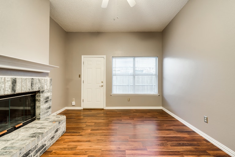 Photo 13 of 30 - 2516 Helen Ln, Mesquite, TX 75181