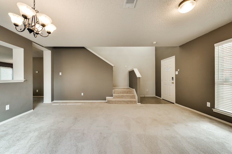 Photo 13 of 33 - 1020 Margaret Dr, McKinney, TX 75071