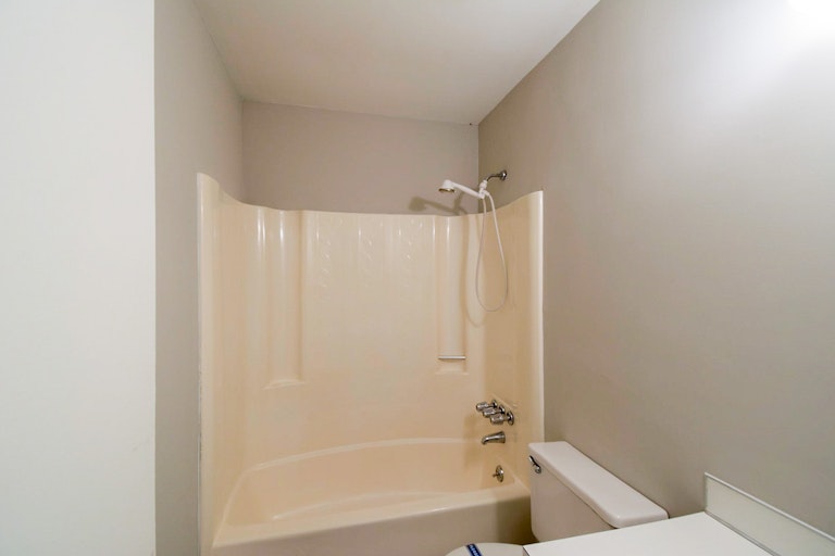 Photo 16 of 18 - 5028 Rolling Oak Ln, Charlotte, NC 28227