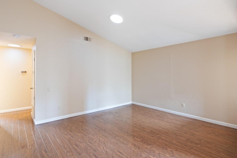 Photo 9 of 38 - 5030 Strasbourg Way, Sacramento, CA 95842