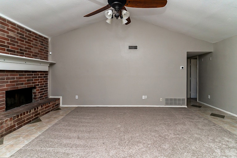 Photo 5 of 23 - 638 Michael Dr, Grand Prairie, TX 75052