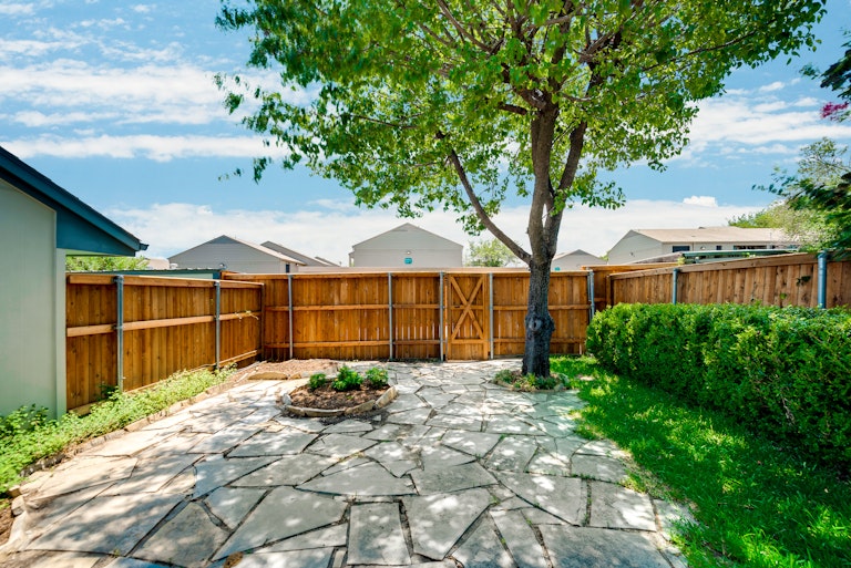 Photo 6 of 32 - 13740 Flagstone Ln, Dallas, TX 75240
