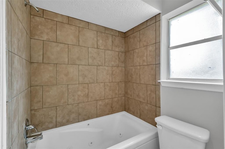 Photo 15 of 20 - 303 Bois D Arc Dr, Conroe, TX 77301