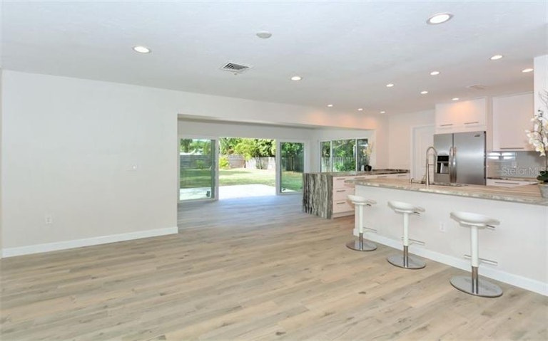 Photo 3 of 25 - 2485 Breakwater Cir, Sarasota, FL 34231