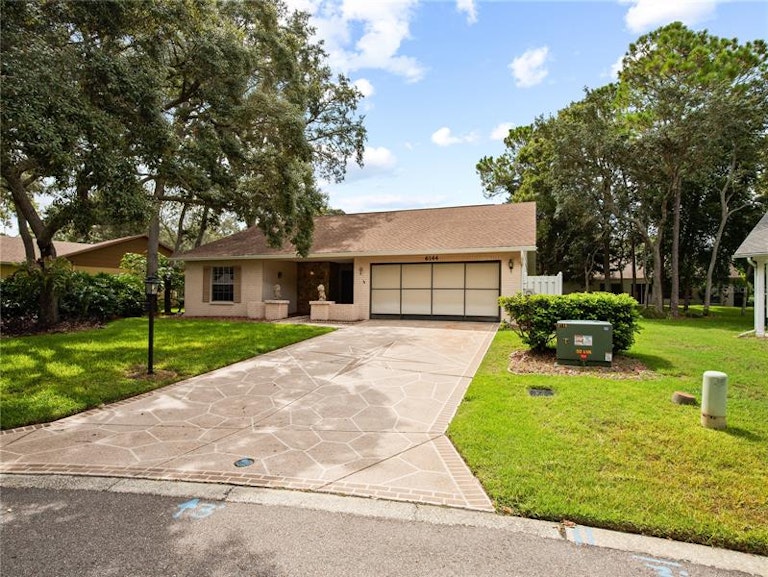 Photo 2 of 65 - 6144 Muirfield Ct, Spring Hill, FL 34606