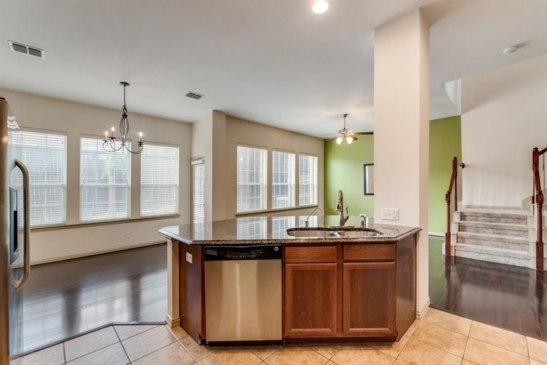 Photo 8 of 19 - 3824 Vienna St, Irving, TX 75038