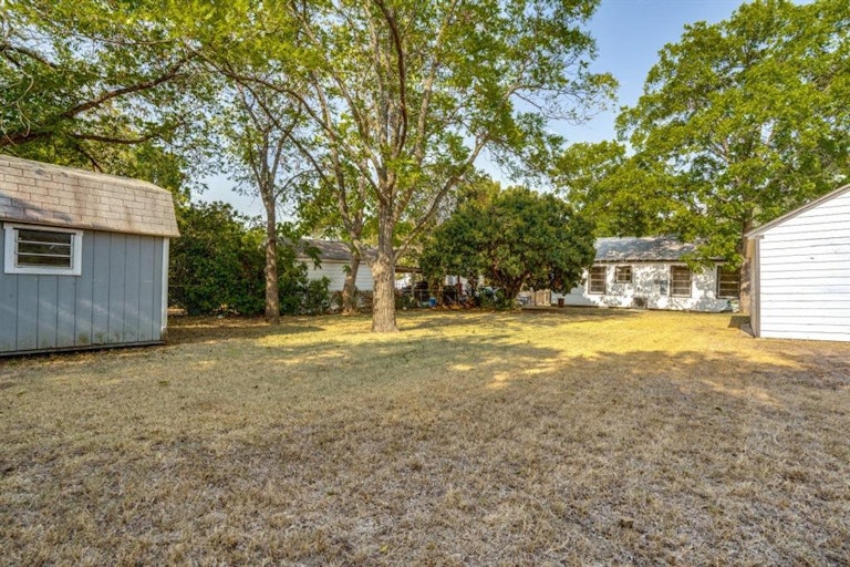 Photo 15 of 17 - 606 Tamara Ln, Grand Prairie, TX 75051
