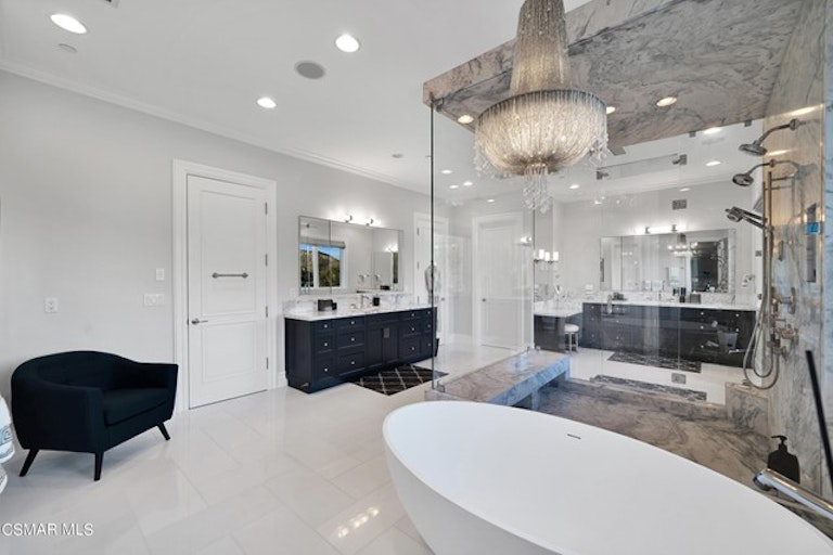 Photo 37 of 80 - 208 W Stafford Rd, Thousand Oaks, CA 91361