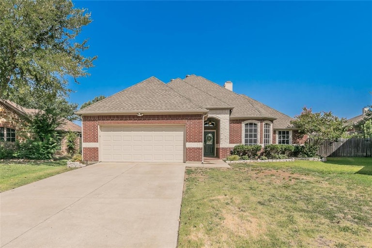 Photo 3 of 40 - 4805 Campfire Ct, Fort Worth, TX 76244