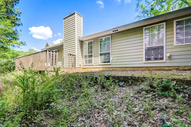 Photo 9 of 23 - 690 Paris Dr, Lawrenceville, GA 30043
