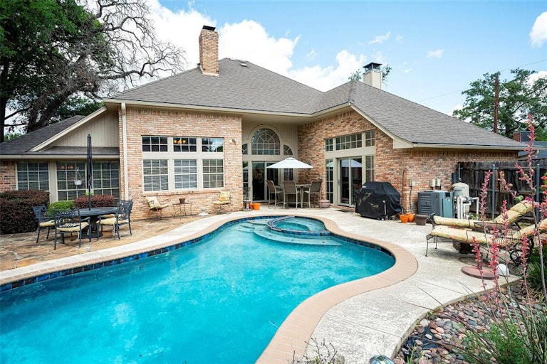 Photo 29 of 40 - 7115 Spruce Forest Ct, Arlington, TX 76001