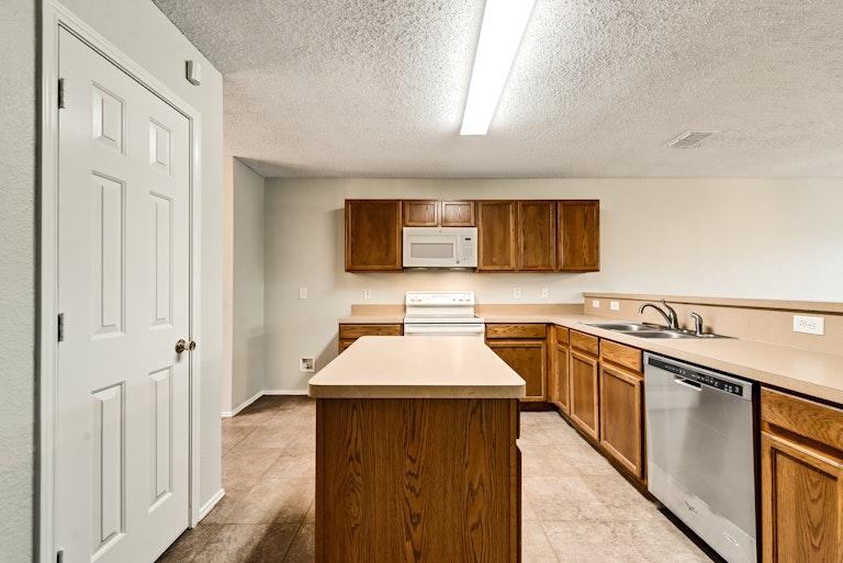 Photo 9 of 27 - 1018 Halifax Ln, Forney, TX 75126