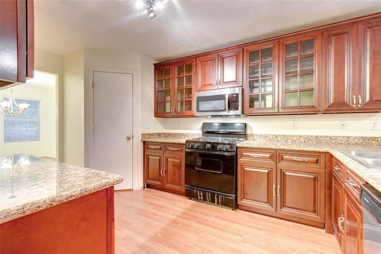 Photo 4 of 18 - 16807 Mission Ridge Ln, Houston, TX 77073