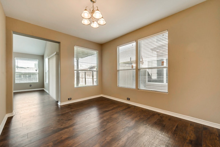 Photo 4 of 27 - 2113 Windsor Farms Dr, Denton, TX 76207