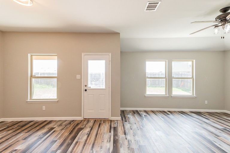 Photo 5 of 25 - 1307 Bent Grass Dr, Princeton, TX 75407