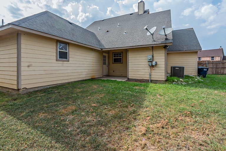 Photo 7 of 26 - 6428 Henco Dr, Fort Worth, TX 76119