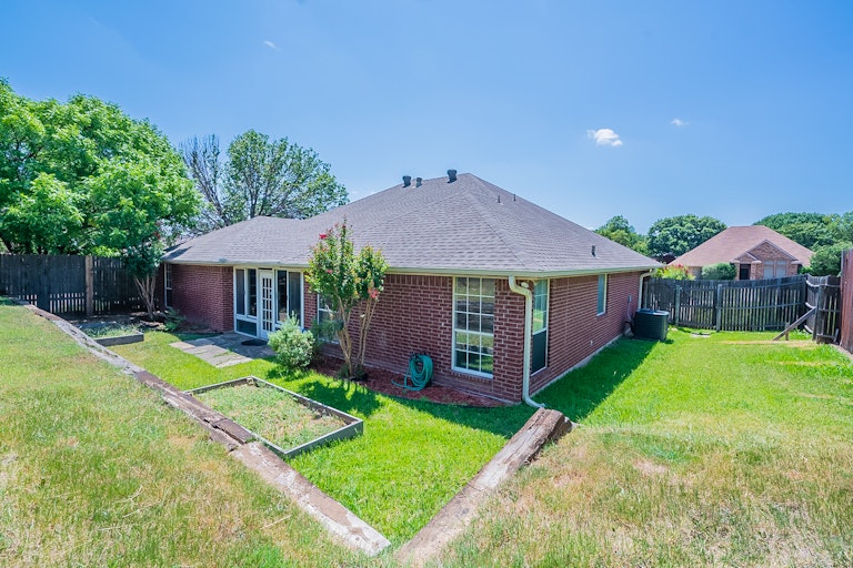 Photo 7 of 25 - 10170 Meadowcrest Dr, Benbrook, TX 76126