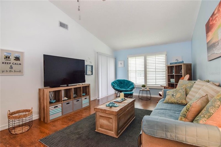 Photo 3 of 29 - 252 Sea Mist Dr, Treasure Island, FL 33706