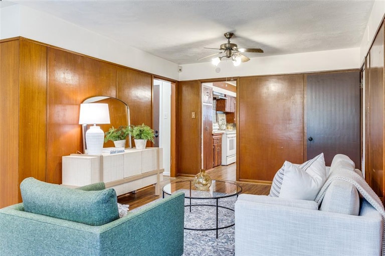 Photo 16 of 35 - 526 Woolsey Dr, Dallas, TX 75224