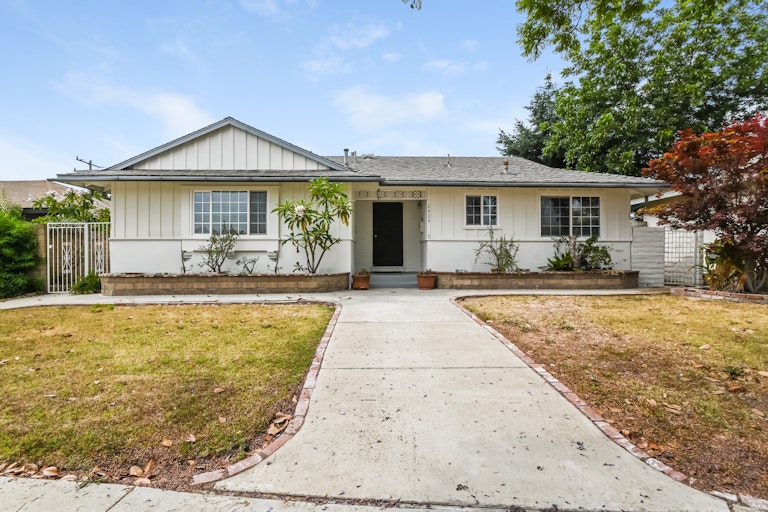 Photo 1 of 27 - 2424 Candlewood St, Lakewood, CA 90712