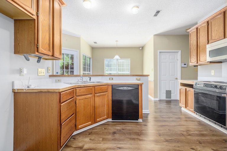 Photo 4 of 17 - 8436 Woodford Bridge Dr, Charlotte, NC 28216