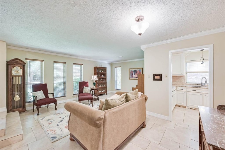 Photo 3 of 40 - 1220 Academy Dr, Arlington, TX 76013