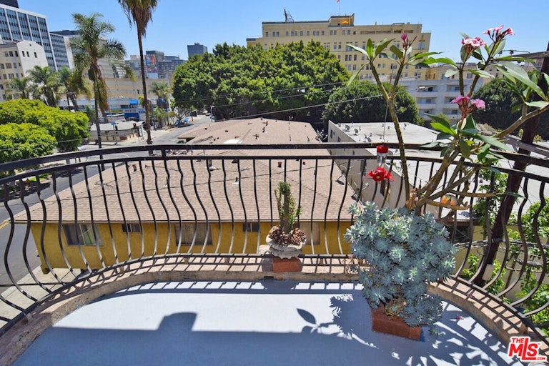 Photo 3 of 10 - 700 S Ardmore Ave #403, Los Angeles, CA 90005