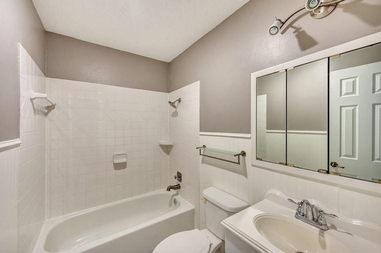 Photo 11 of 19 - 1208 Tranquilla Ter, Bedford, TX 76021