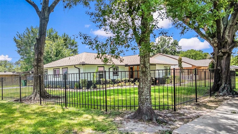 Photo 5 of 50 - 7758 Hereford St, Houston, TX 77087