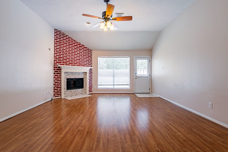 Photo 5 of 26 - 3839 Canton Dr, Pearland, TX 77584