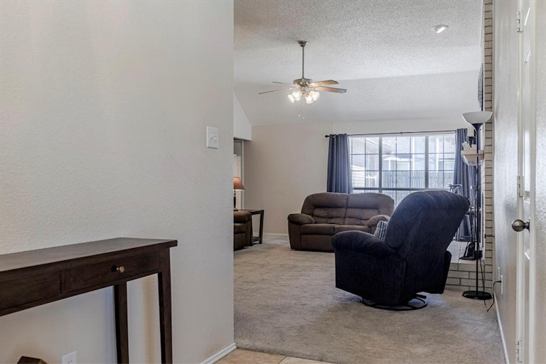 Photo 5 of 26 - 915 Felicia Ln, Arlington, TX 76017