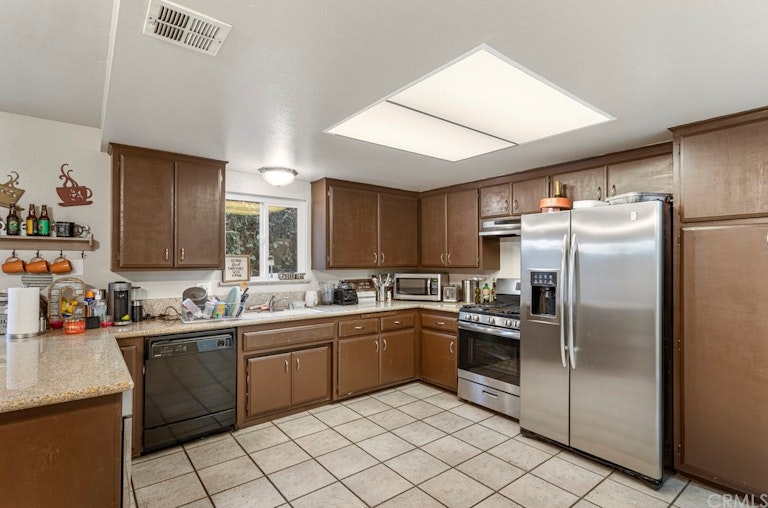 Photo 4 of 11 - 22205 Lark St, Grand Terrace, CA 92313