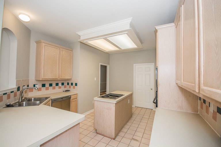 Photo 7 of 44 - 2712 Summerwood Ct, McKinney, TX 75072