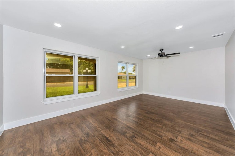 Photo 18 of 34 - 1341 Stafford Dr, Fort Worth, TX 76134