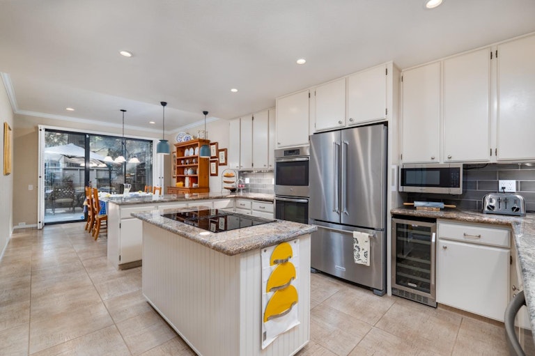 Photo 16 of 40 - 317 Wyndgate Rd, Sacramento, CA 95864