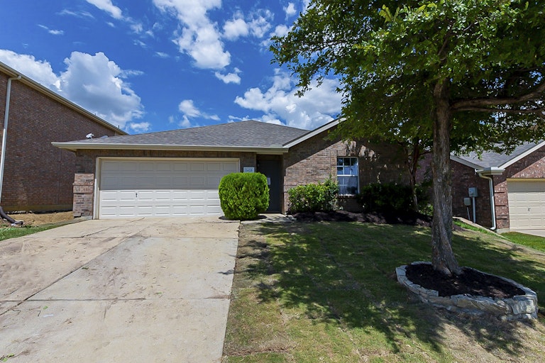 Photo 1 of 20 - 1425 Waterford Dr, Little Elm, TX 75068