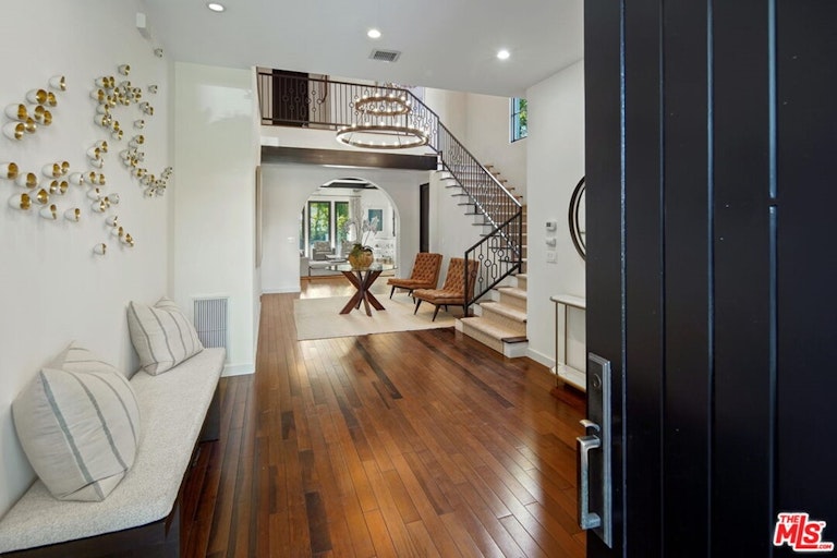 Photo 3 of 24 - 115 S Edinburgh Ave, Los Angeles, CA 90048