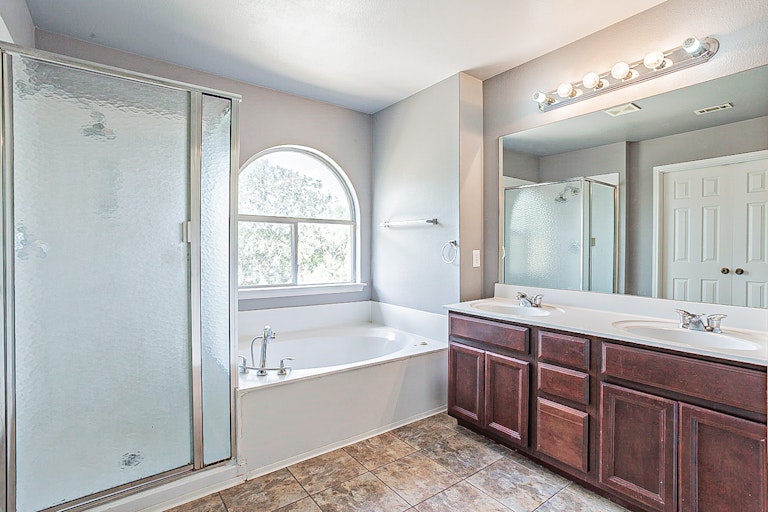 Photo 4 of 21 - 7810 Bur Oak Way, San Antonio, TX 78223