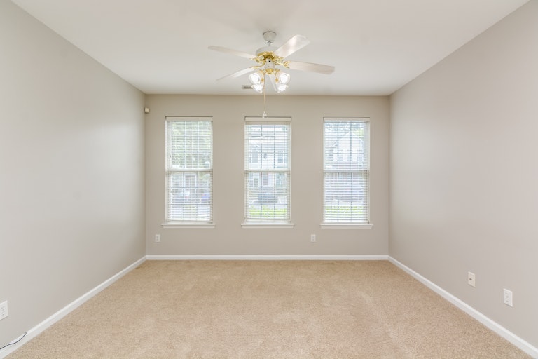 Photo 4 of 18 - 5725 Corbon Crest Ln, Raleigh, NC 27612