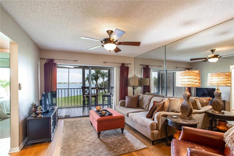 Photo 10 of 32 - 6295 Bahia Del Mar Cir #213, Saint Petersburg, FL 33715