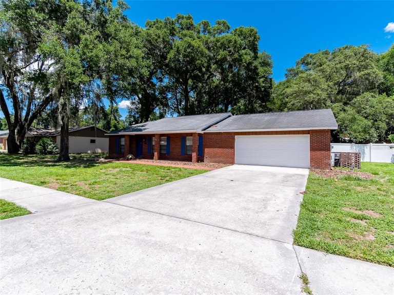 Photo 2 of 32 - 2114 Arch McDonald Dr, Dover, FL 33527