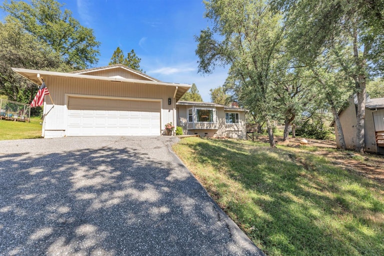 Photo 1 of 38 - 23059 Broadmoor Ct, Auburn, CA 95602