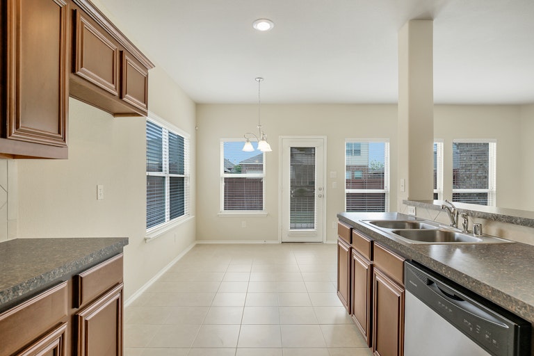 Photo 7 of 28 - 2020 Stonewood Dr, Lancaster, TX 75134