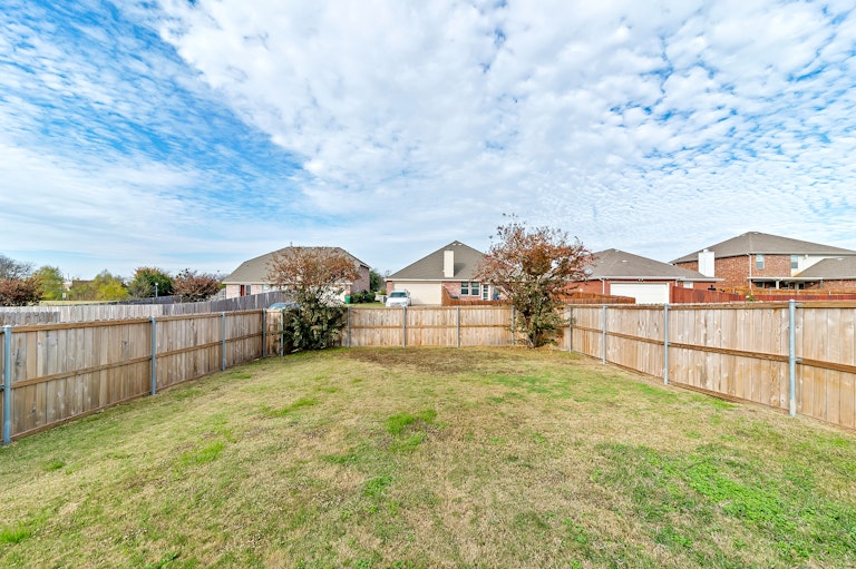 Photo 32 of 34 - 202 Rosewood Ct, Red Oak, TX 75154