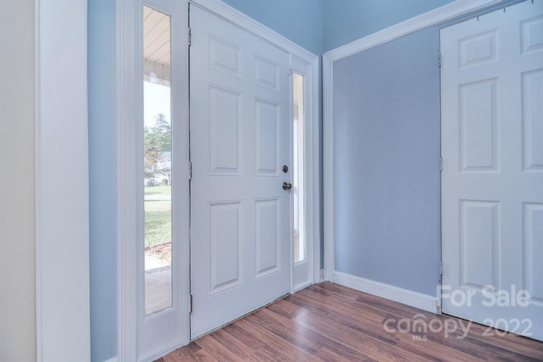 Photo 5 of 38 - 10018 Feldbank Dr, Charlotte, NC 28216