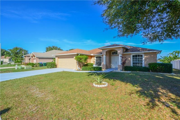Photo 1 of 25 - 5858 Breakwater Dr, Winter Haven, FL 33884