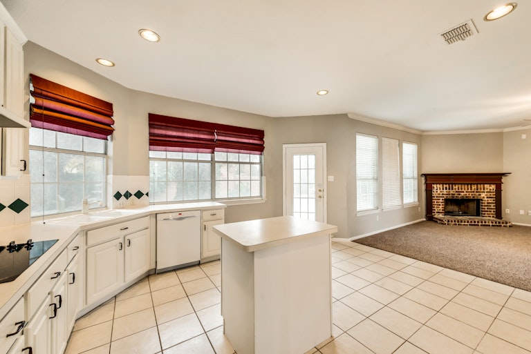 Photo 9 of 24 - 2802 Wildcreek Ct, Keller, TX 76248