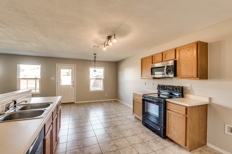 Photo 11 of 25 - 1302 Leeward Ln, Wylie, TX 75098