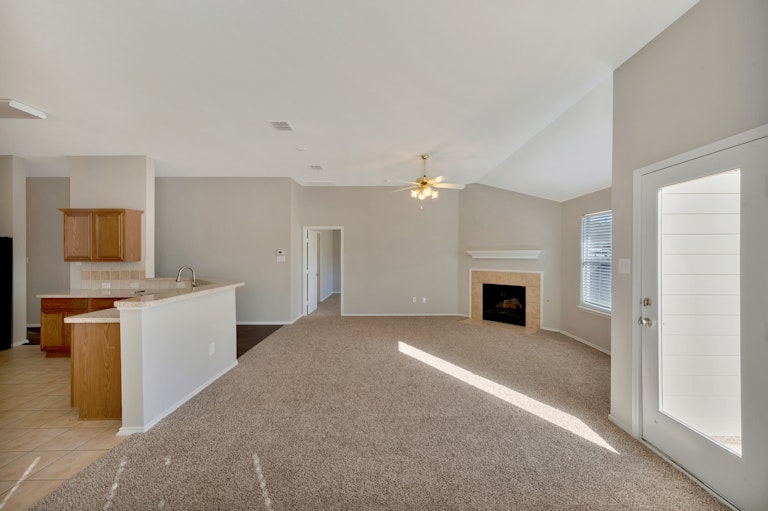 Photo 9 of 25 - 1404 Bluff Oak Way, Fort Worth, TX 76131