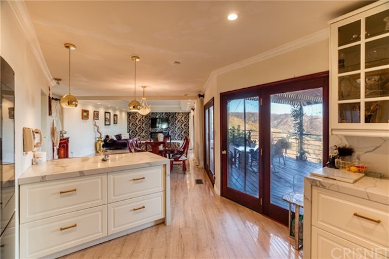 Photo 11 of 36 - 10366 Ormond St, Sunland, CA 91040